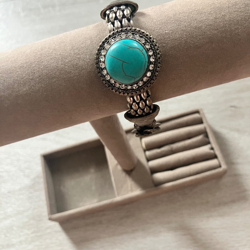 Woman’s luxury turquoise bracelet